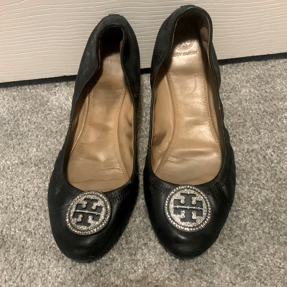 Tory Burch Black Leather Ballet Flat Shoe Size 11 Silver Rhinestone emblem - Picture 2 of 9